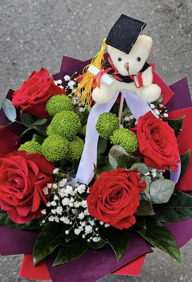 Buchet de absolvire cu trandafiri roșii și ursuleț cu tocă