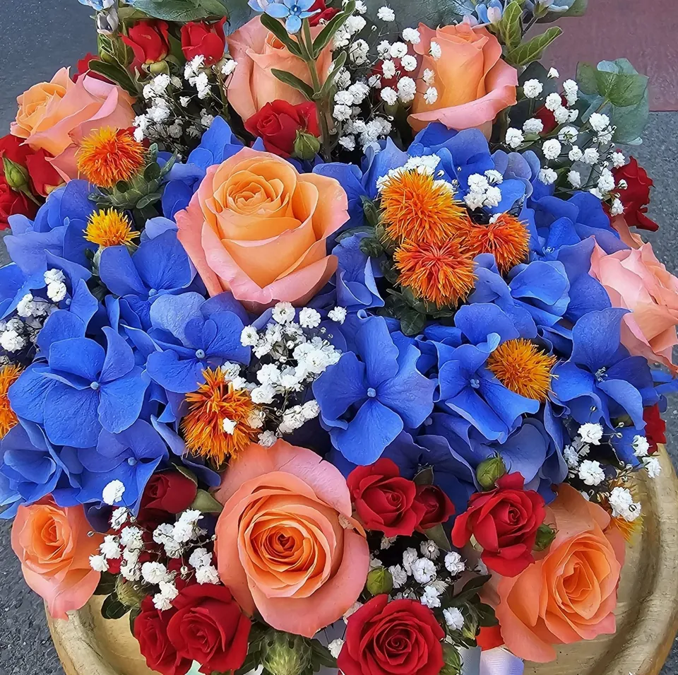 Buchet cu hortensie albastră și trandafiri piersică