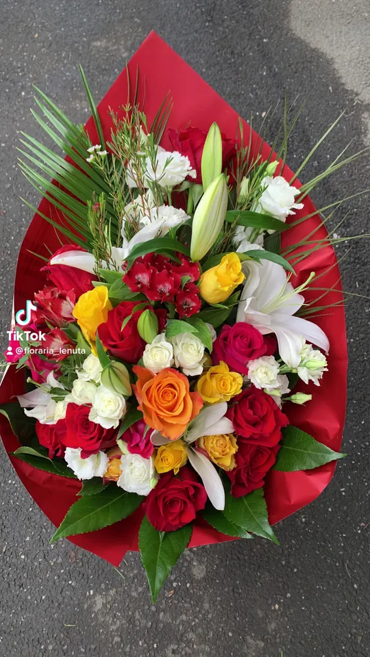 Aranjament mare cu crini, trandafiri și gerbera, în hârtie roșie
