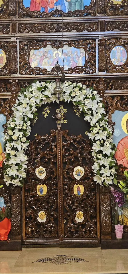 Arcadă de flori albe pe ușile împărătești ale iconostasului