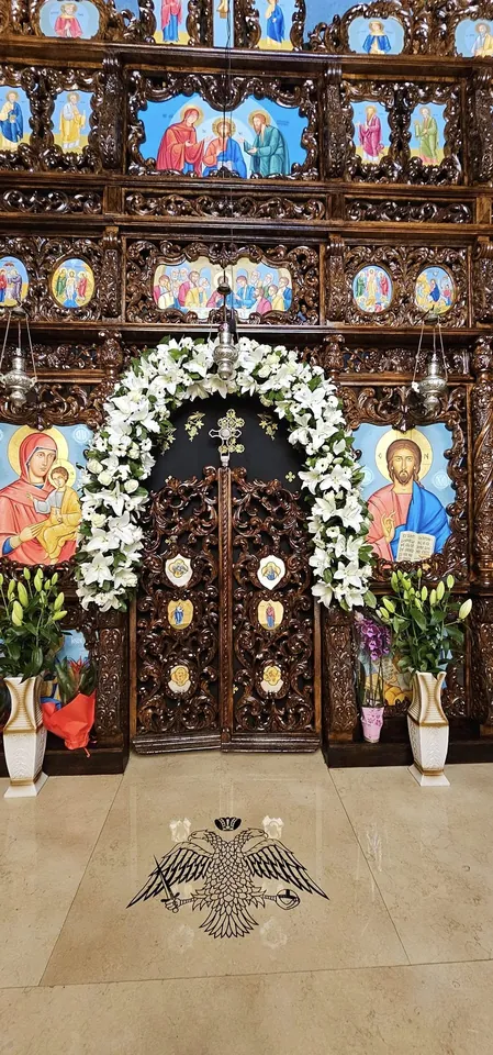 Iconostas decorat de sărbătoare cu flori albe