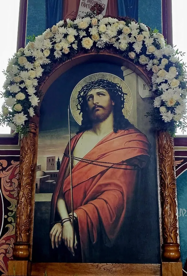 Icoană încadrată de o arcadă de flori albe