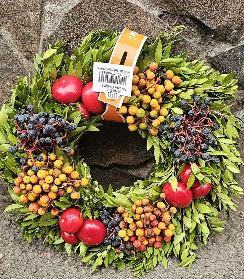 Coroniță de ușă cu fructe de pădure și rodii