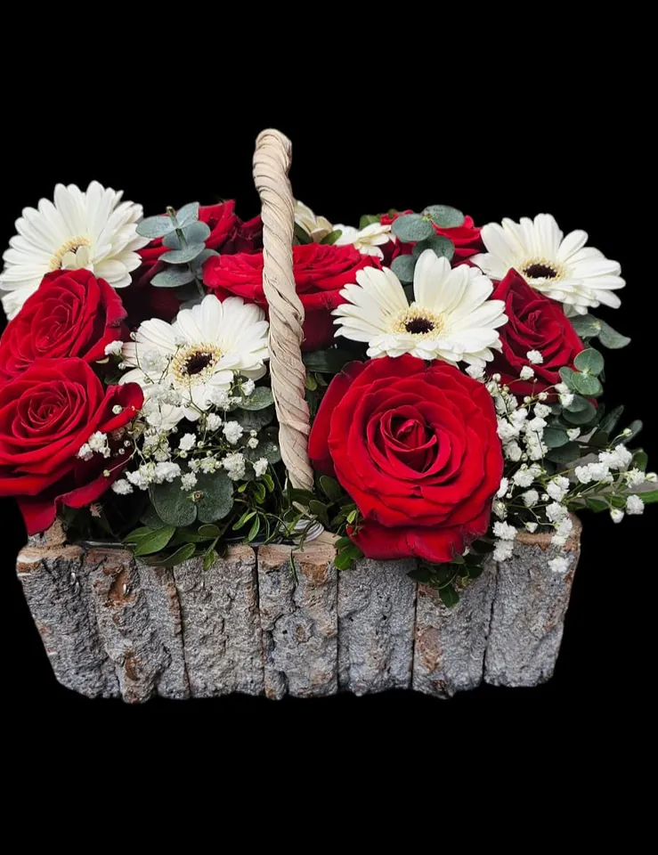 Coș cu trandafiri roșii și gerbera albe