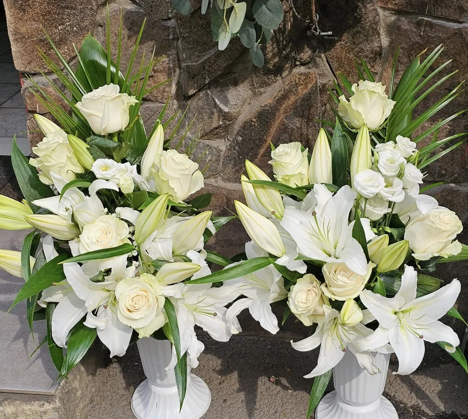 Aranjamente funerare cu crini și trandafiri albi