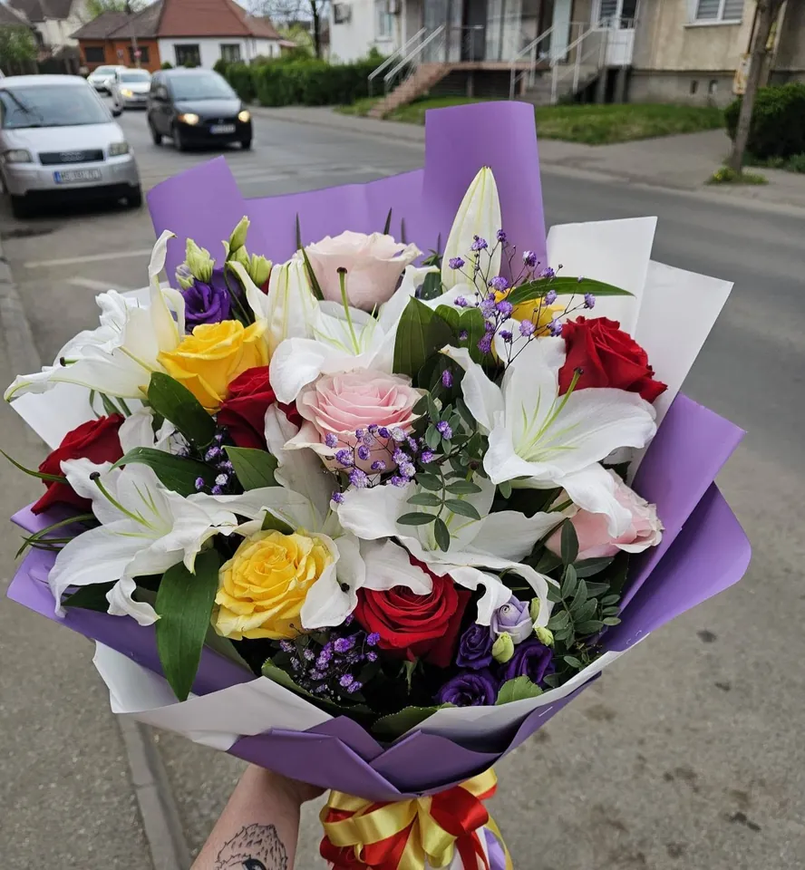 Buchet cu crini albi, trandafiri și gerbera, în hârtie mov