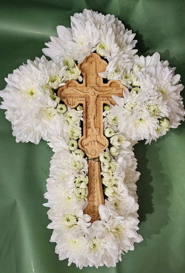 Aranjament funerar în formă de cruce, din crizanteme albe, cu cruce din lemn