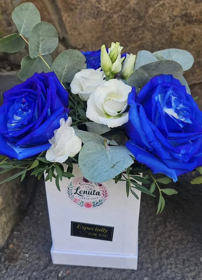 Cutie cu trandafiri albaștri și lisianthus alb