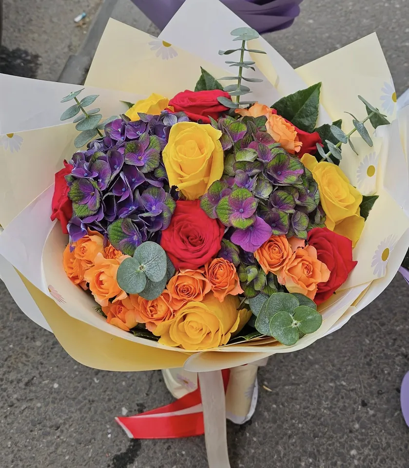 Buchet cu hortensie, trandafiri portocalii și albi