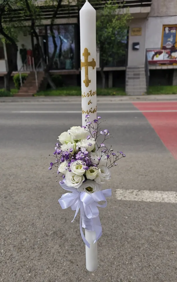 Lumânare de botez decorată cu flori albe