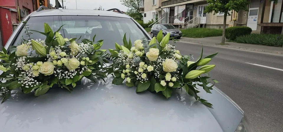 Aranjament floral alb pentru mașina mirilor
