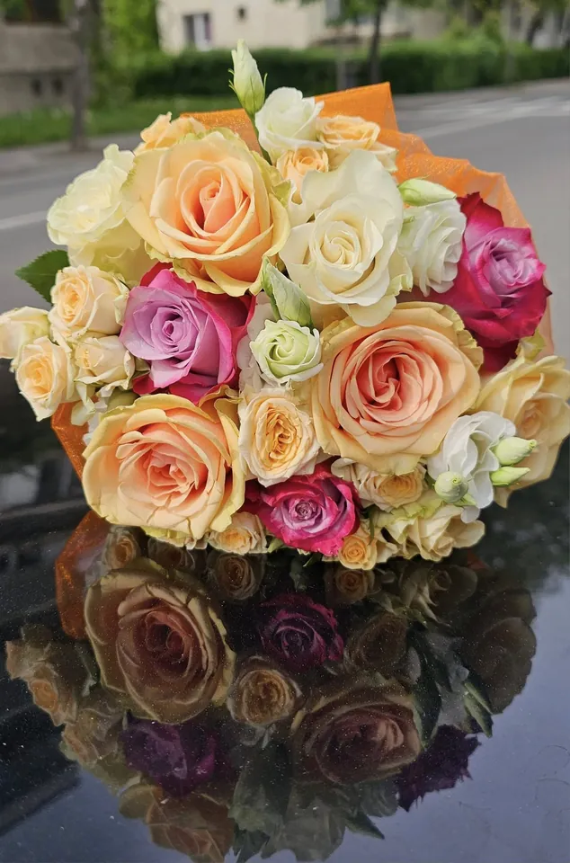 Buchet de mireasă cu trandafiri piersică și mov