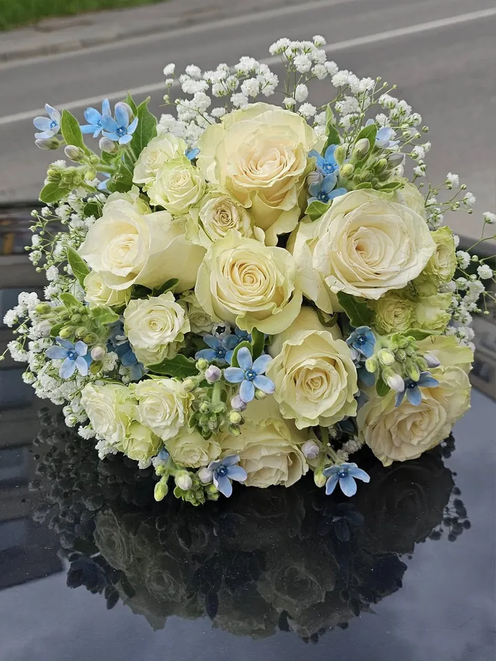 Buchet de mireasă cu trandafiri albi și floricele bleu