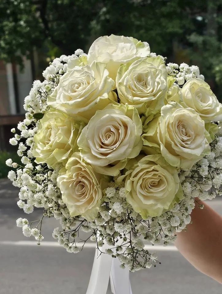 Buchet de mireasă cu trandafiri crem