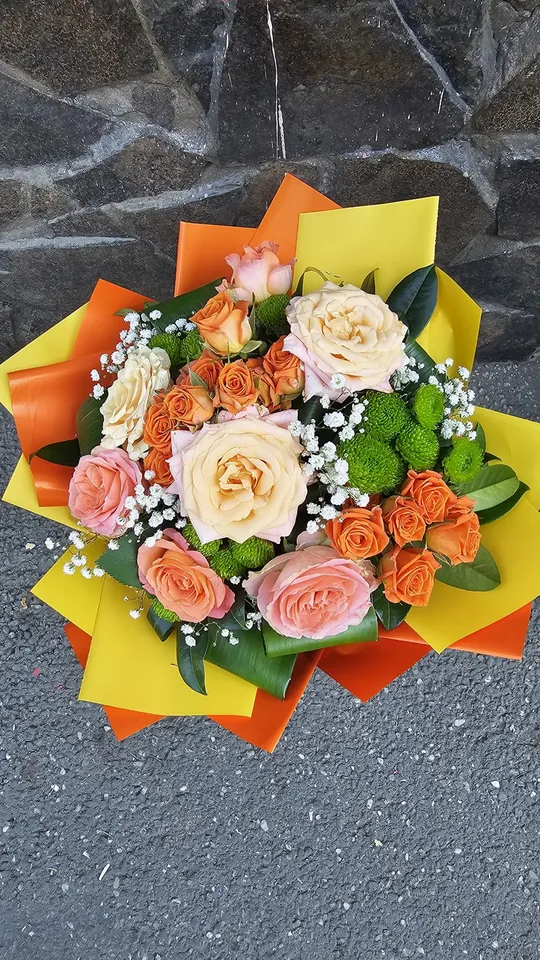 Buchet cu trandafiri piersică și portocalii, în hârtie colorată