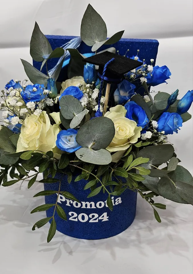 Cutie „Promoția 2024” cu trandafiri albi și albaștri